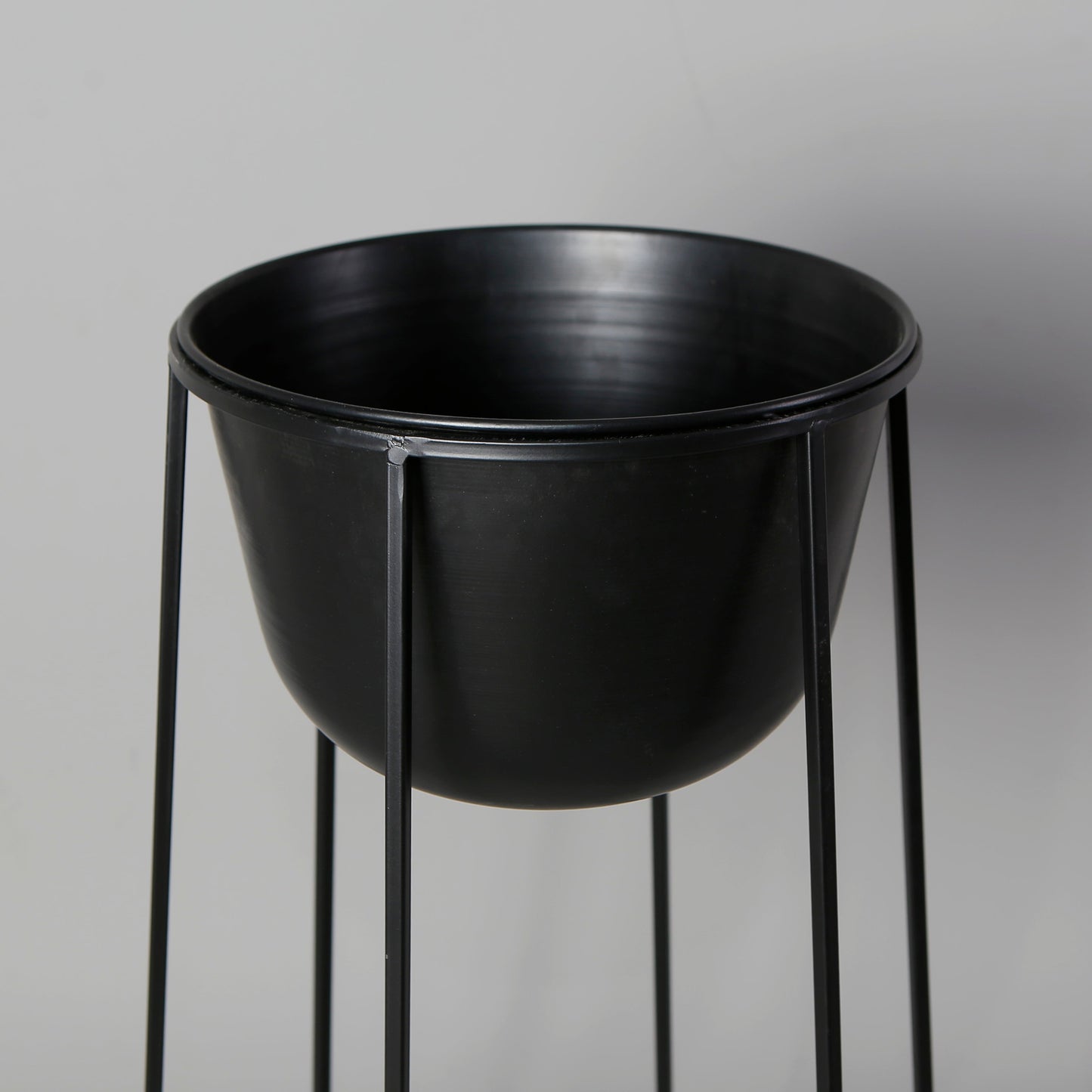Nura Black Raised Metal Pot Planter 2.5’