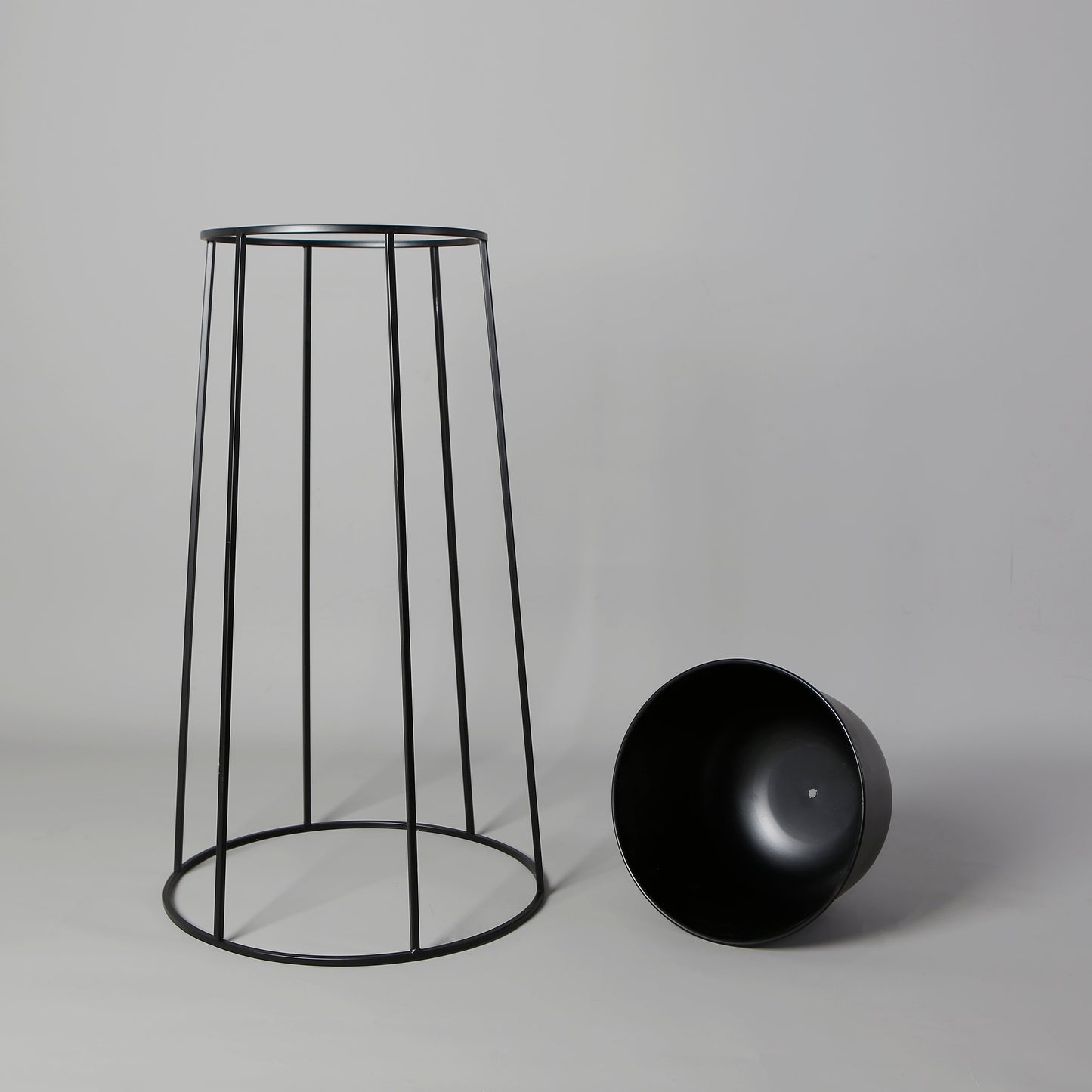 Nura Black Raised Metal Pot Planter 2.5’