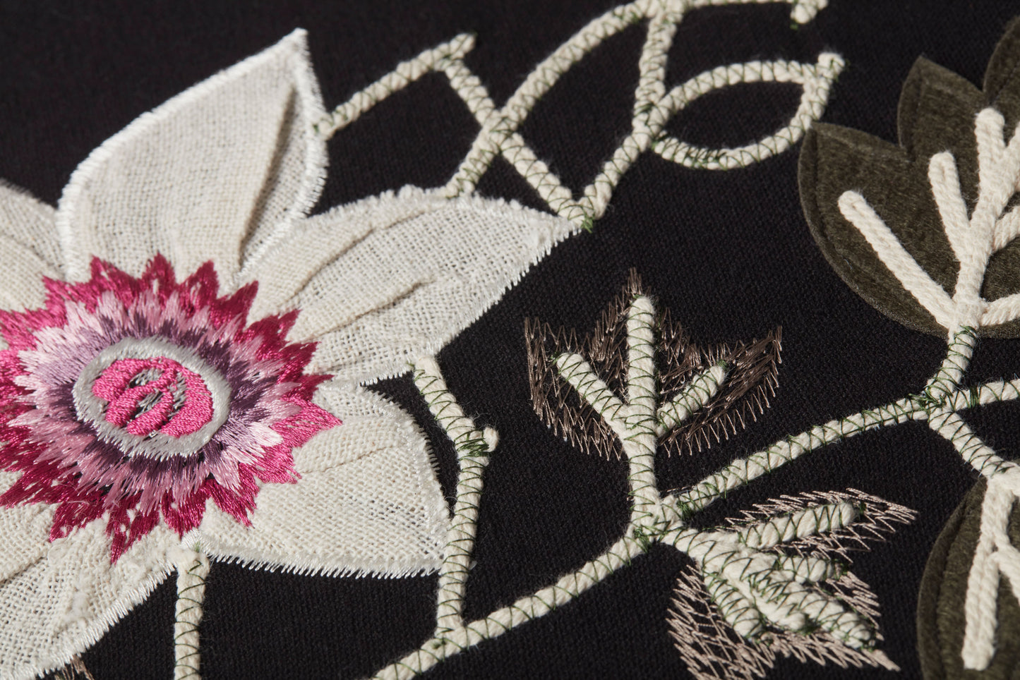 Passion Vine Petite Black / Ivory