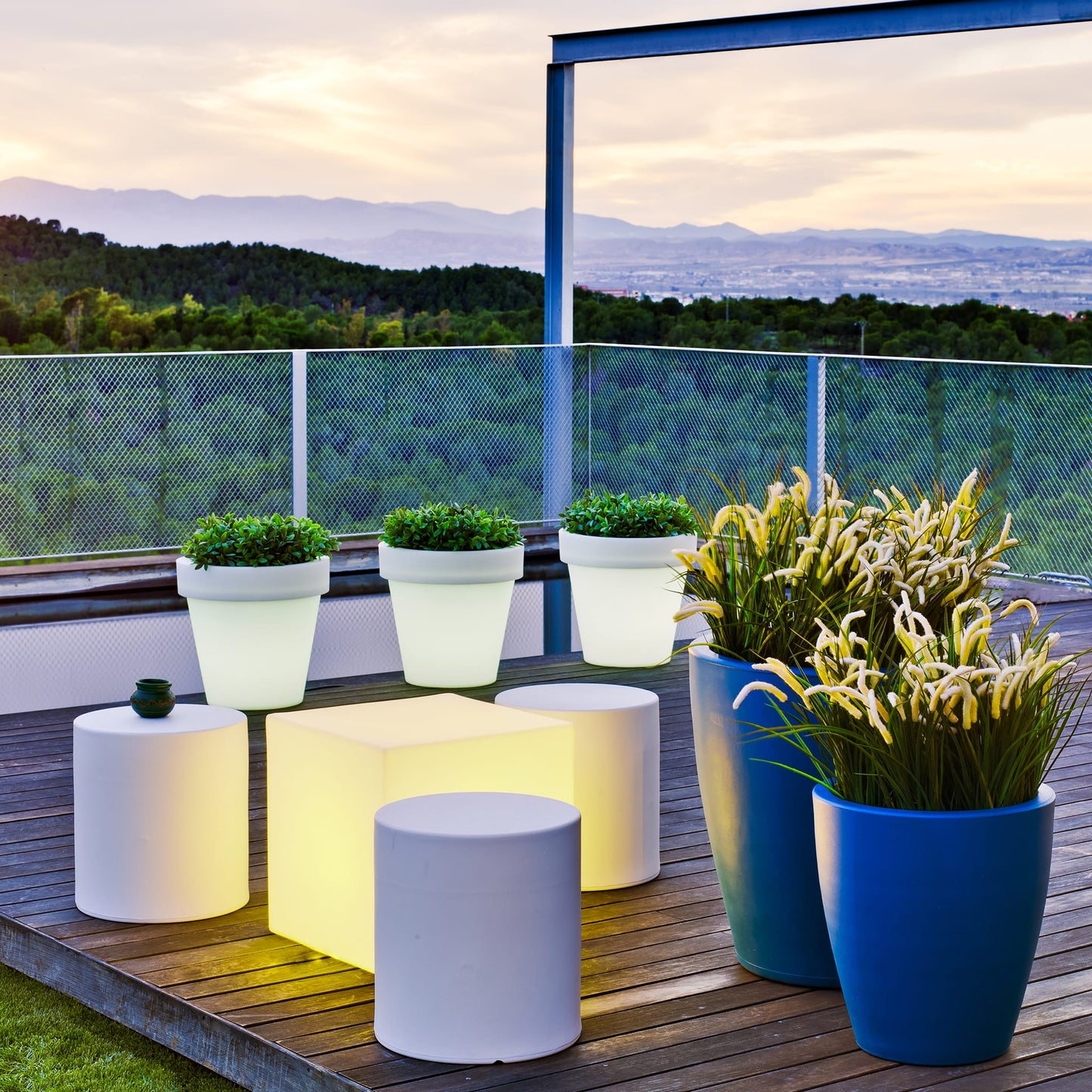 Magnolia Solar & Rechargeable