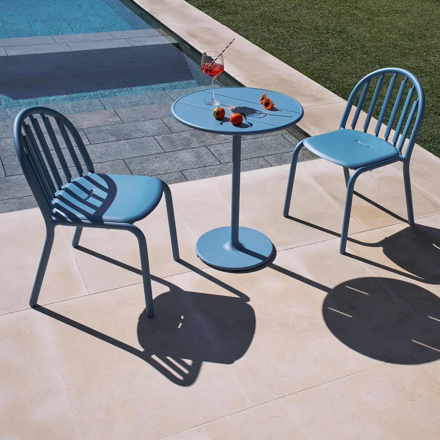 Fred's Bistro Set 1 Round Table + 2 Chairs