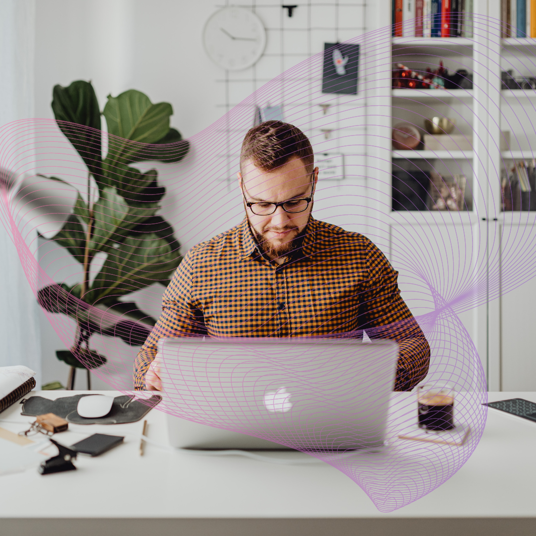 Man on computer - Austrige Media