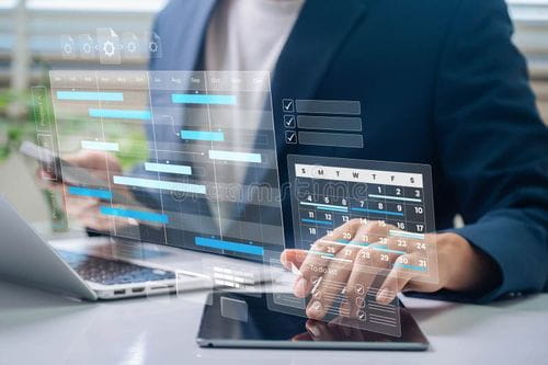 Analyse de la gestion de projet et de la planification. Un professionnel utilise le suivi en temps réel de l'avancement et la priorisation des tâches pour optimiser les flux de travail, la gestion des échéanciers et la réussite de la planification stratégique. Planification d'images, de photos et d'illustrations libres de droits.