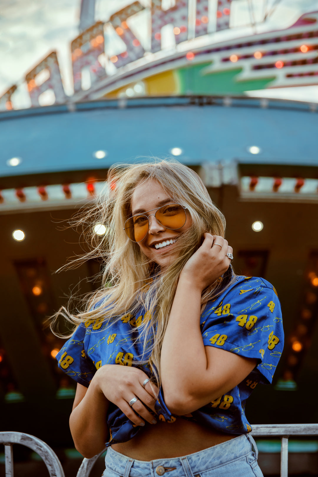 Happy woman with sunglasses smiling at carnival - Austrige Reviews BCKG. Banner